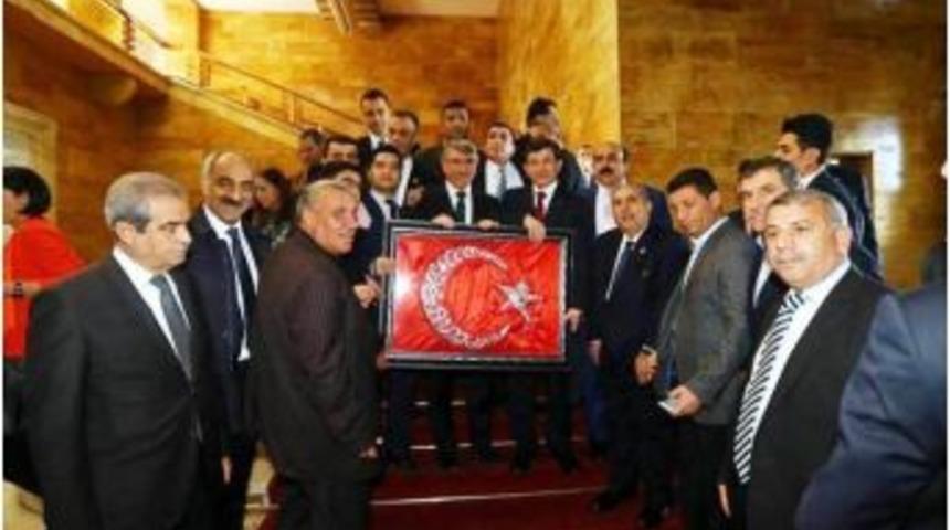 Başbakan Davutoğlu&rsquo;na Osmanlıca İşlemeli T&uuml;rk Bayrağı Hediyesi