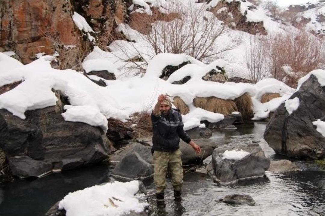 Eksi 20 Derecede Balık Tutuyorlar