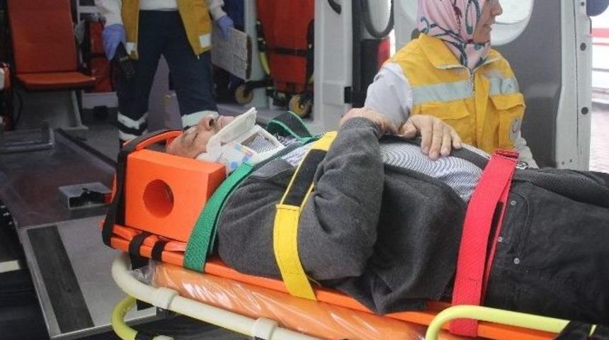 İki Otomobil Kafa Kafaya &Ccedil;arpıştı: 8 Yaralı