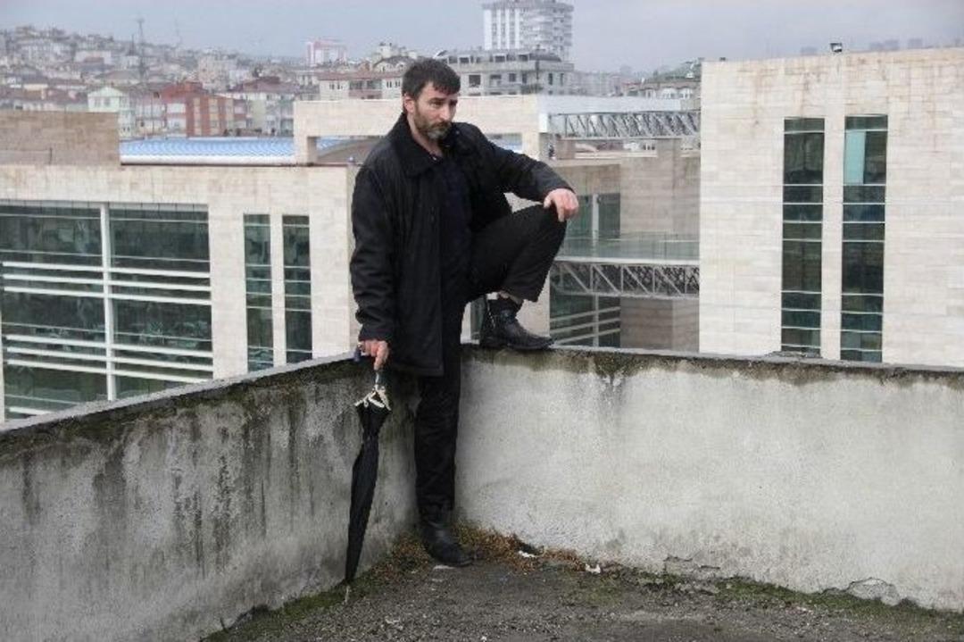 Otomobil Ve Kızı İ&ccedil;in &Ccedil;atıya &Ccedil;ıkarak İntihara Kalkıştı