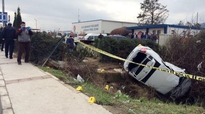 İzmir&rsquo;de Otomobil Yayalara &Ccedil;arptı: 1 &Ouml;l&uuml;, 2 Yaralı