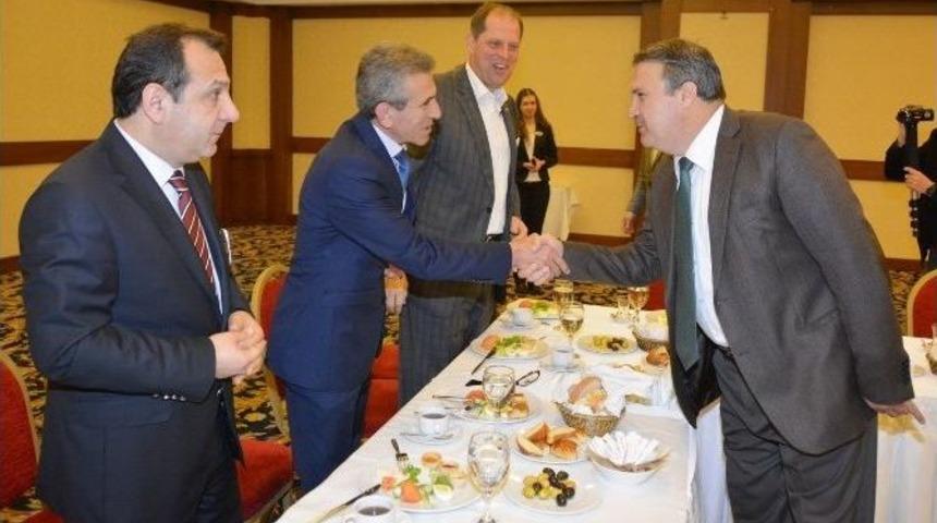 Yunusemre Belediyesi Esnaf Odaları İle Bir Araya Geldi