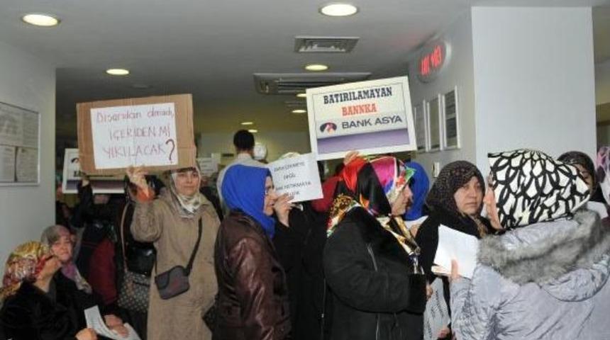 Bank Asya &Ouml;n&uuml;nde Bayraklı, D&ouml;vizli Tepki