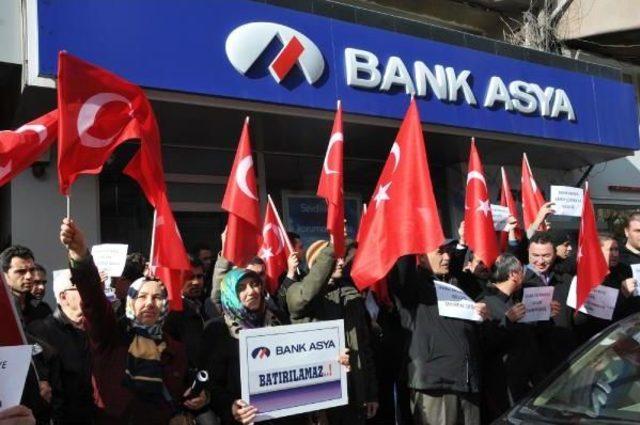 Bank Asya Önünde Bayraklı, Dövizli Tepki