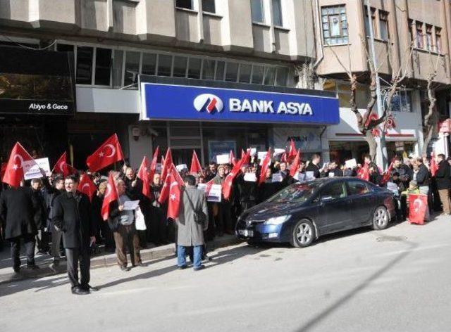 Bank Asya Önünde Bayraklı, Dövizli Tepki