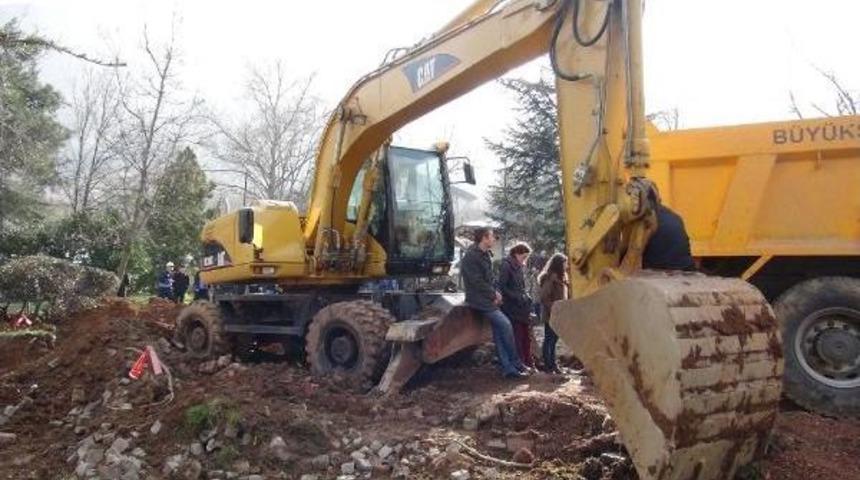 İş Makinası &Ouml;n&uuml;ne Ge&ccedil;erek Kavşak I&ccedil;in Parkın Yıkılmasını Durdurdular