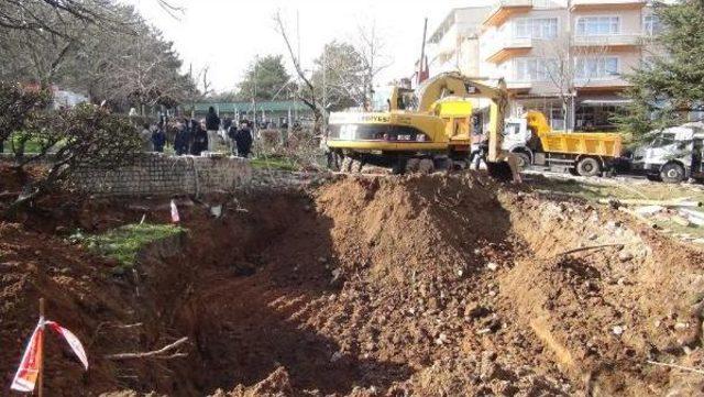 İş Makinası Önüne Geçerek Kavşak Için Parkın Yıkılmasını Durdurdular