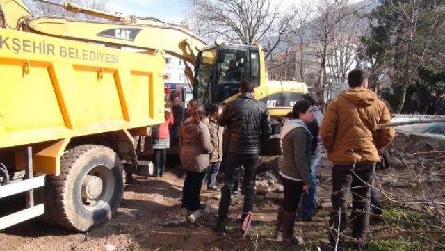 İş Makinası Önüne Geçerek Kavşak Için Parkın Yıkılmasını Durdurdular