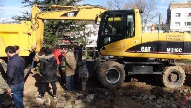 İş Makinası Önüne Geçerek Kavşak Için Parkın Yıkılmasını Durdurdular