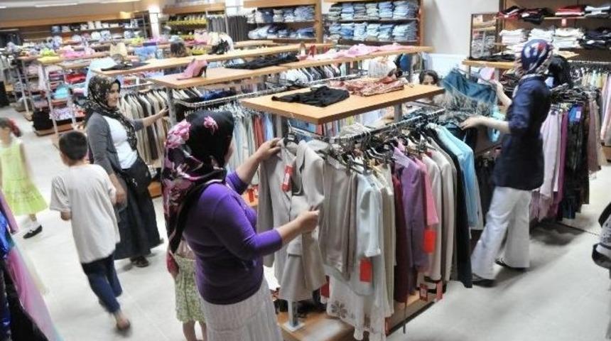 Dev Markalar Beyoğlu Sosyal Market&rsquo;te Vatandaşlarla Buluştu