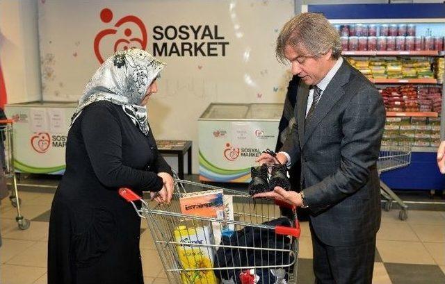 Dev Markalar Beyoğlu Sosyal Market’te Vatandaşlarla Buluştu