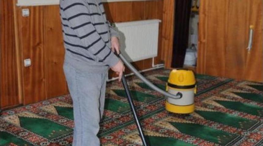 Cezasını Tamamlamak I&ccedil;in 4 Ay Cami Temizleyecek