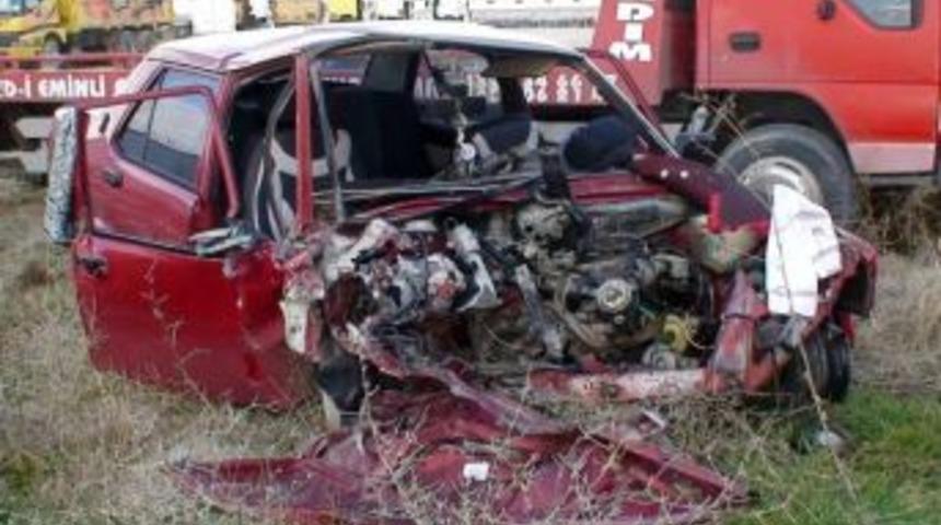 (d&uuml;zeltme) Otomobil Tır&rsquo;a Arkadan &Ccedil;arptı: 1 &Ouml;l&uuml;, 2 Yaralı