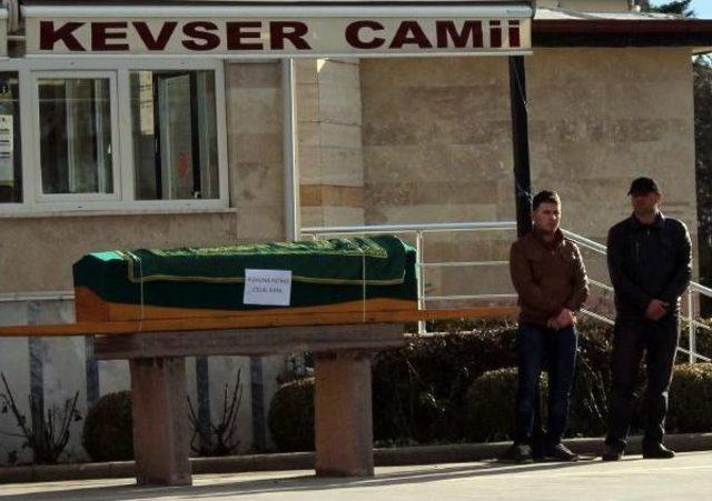 Sırtından 9 Bıçak Darbesiyle Yaralanan Genç Öldü (2) 1