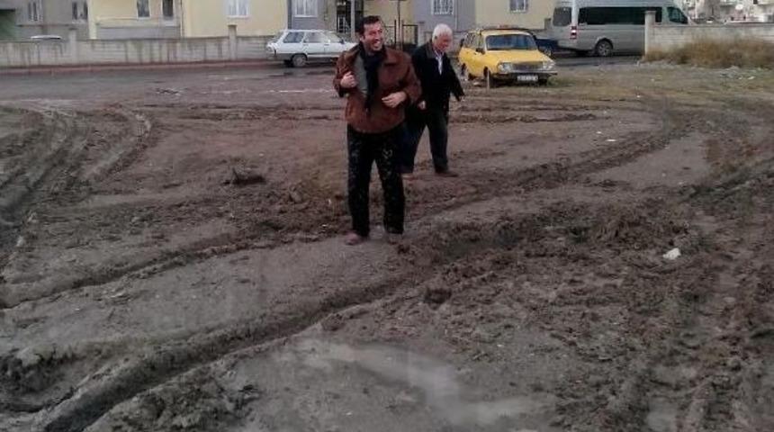 Chp&rsquo;Li Milletvekili Aday Adayının Minib&uuml;s&uuml; &Ccedil;amura Saplandı