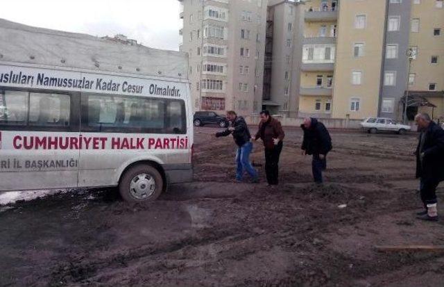 Chp’Li Milletvekili Aday Adayının Minibüsü Çamura Saplandı