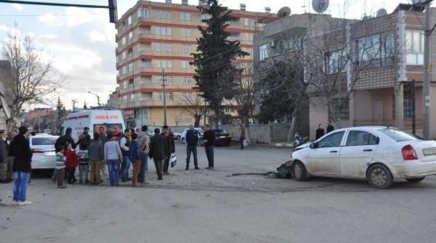 İki Otomobil &Ccedil;arpıştı: 2 Yaralı