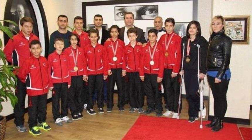 Buca’ya Taekvando Şampiyonasında Beş Madalya