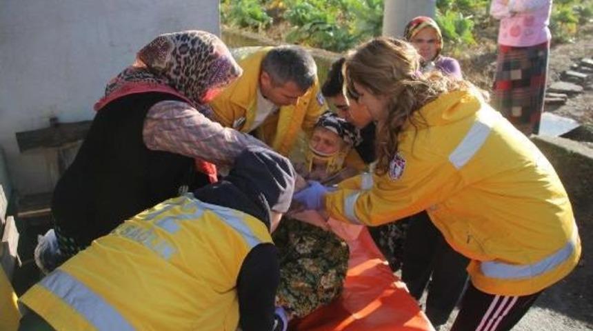 Su Kuyusuna D&uuml;şen Yaşlı Kadını Iş&ccedil;iler Kurtardı