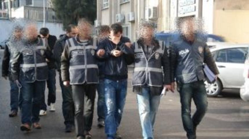 Bayraklı&rsquo;daki Cinayetle İlgili 3 Zanlı Tutuklandı