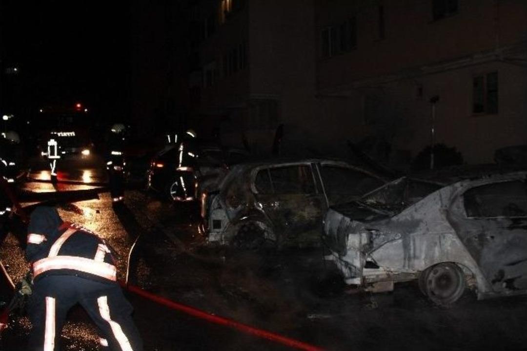 &Uuml;sk&uuml;dar&rsquo;da Şizofren Hastası Şahıs 9 Aracı Kundakladı
