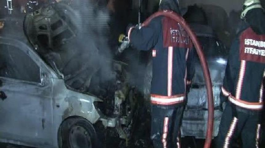 &Uuml;sk&uuml;dar'da Site Otoparkındaki 9 Ara&ccedil; Kundaklandı