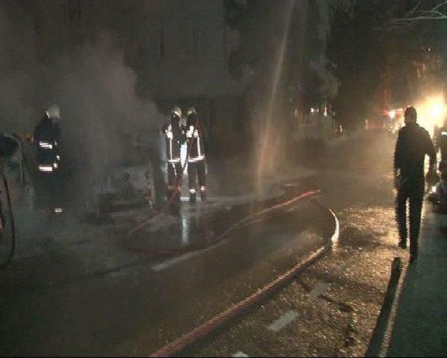 Üsküdar'da Site Otoparkındaki 9 Araç Kundaklandı