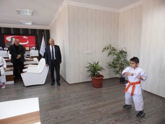 Karate Şampiyonları Hacıcaferoğlu’nu Ziyaret Etti