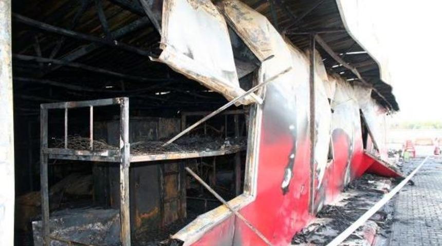 Mersin'de Fabrika Yatakhanesi Yandı: 3 &Ouml;l&uuml;