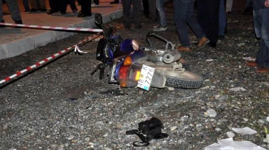 Otomobilin &Ccedil;arptığı Motosikletli &Ouml;ld&uuml;