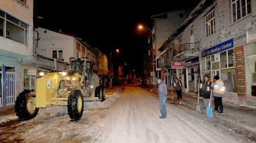 Aziziye Belediyesi 24 Saat Karla M&uuml;cadele Ediyor