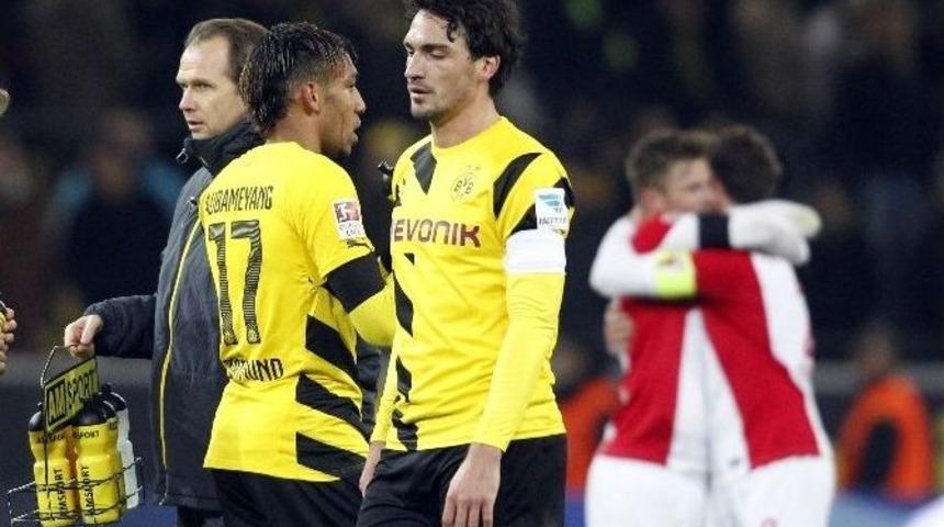 Dortmund Taraftarı İsyan Bayrağını &Ccedil;ekti