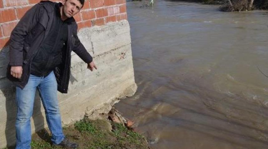 Baraj Kapakları A&ccedil;ıldı, K&ouml;y&uuml; Su Bastı