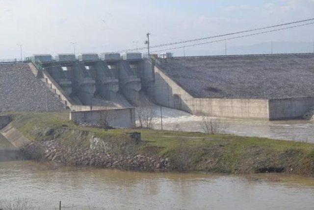 Baraj Kapakları Açıldı, Köyü Su Bastı