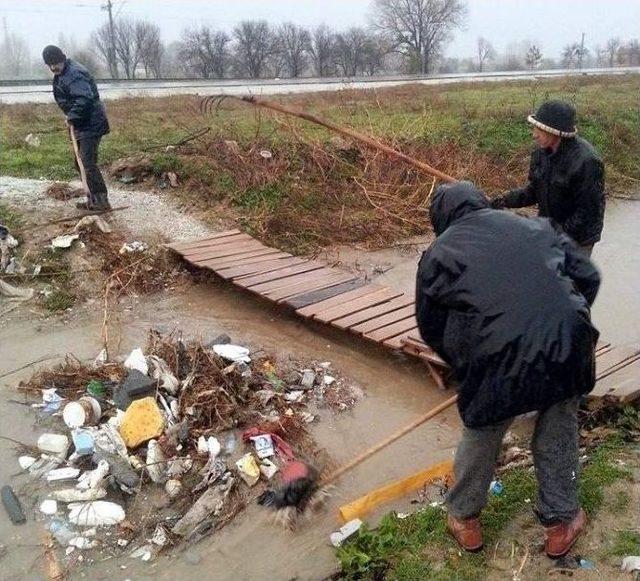 Belediye Kanalları Temizleniyor