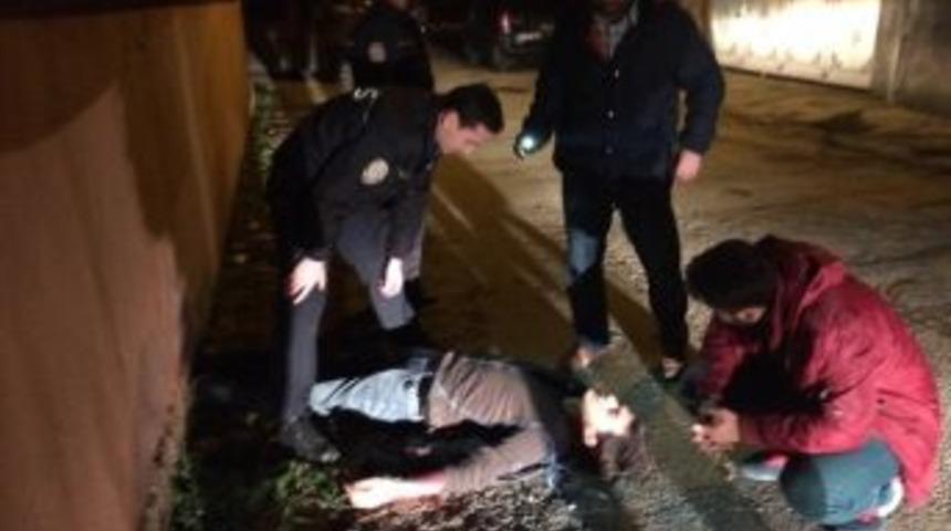 Bileklerini Kesen Şahıs Hastanelik Oldu