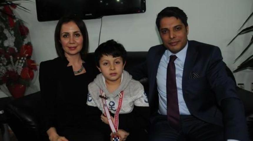 Hakim Anne, Başsavcı Babanın Oğlu Efe'nin Satran&ccedil;ta B&uuml;y&uuml;k Başarısı