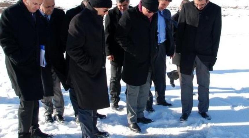 Vali Deniz, Ş&ouml;len &Ouml;ncesi Buz Tutan &Ccedil;ıldır G&ouml;l&uuml;'nde Inceleme Yaptı