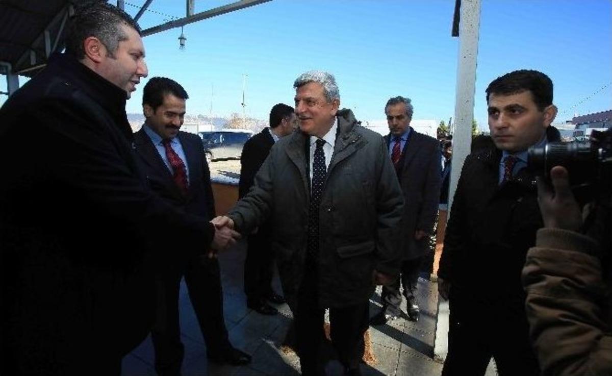 Başkan Karaosmanoğlu Bir G&uuml;n&uuml;n&uuml; İzmit&rsquo;e Ayırdı