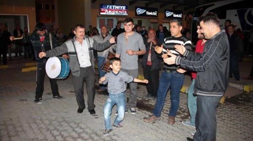 G&ouml;n&uuml;ll&uuml; &Ccedil;algıcılardan Asker Uğurlaması