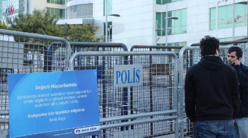 Bank Asya &Ouml;n&uuml;nde Polisin Bekleyişi Devam Ediyor
