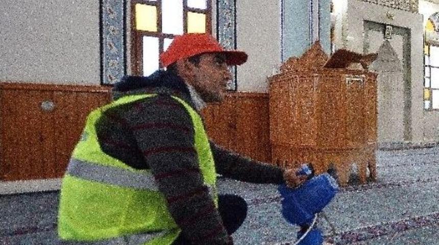 Muratpaşa Belediyesi İbadethaneleri Periyodik Olarak Temizliyor