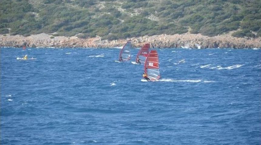 S&ouml;rf&ccedil;&uuml;ler, Esen Sert R&uuml;zgara Rağmen M&uuml;cadeleyi S&uuml;rd&uuml;r&uuml;yor