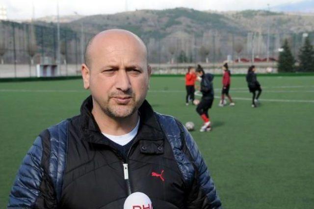 15 Kişilik Bayan Futbol Takımının 10 Oyuncusu Akraba