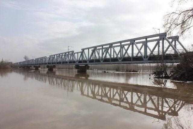 Edirne’de Sel Esareti Bitti, Karaağaç’a Karayolu İle Ulaşım Sağlanmaya Başladı