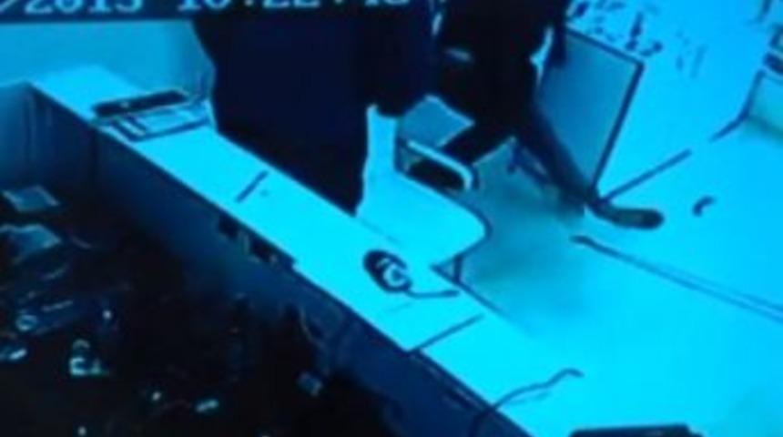 (&ouml;zel Haber) - D&uuml;kkanına Fare Giren Esnaf Soluğu Sandalyede Aldı