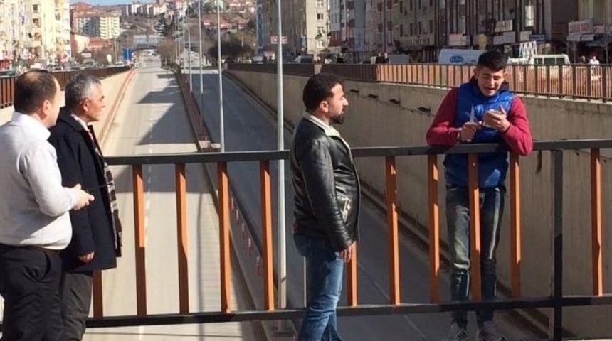 Ka&ccedil;ırdığı Kız Elinden Alındı İntihara Kalkıştı