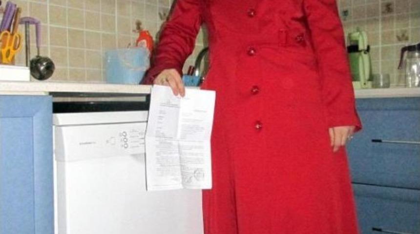 Makineden &Ccedil;ıkan Lekeli Bardakla &Ccedil;ay Servisi Davayı Kazandırdı