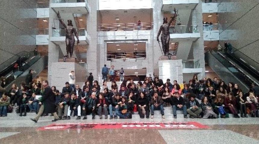 Avukatlardan İstanbul Adalet Sarayı&rsquo;nda Oturma Eylemi