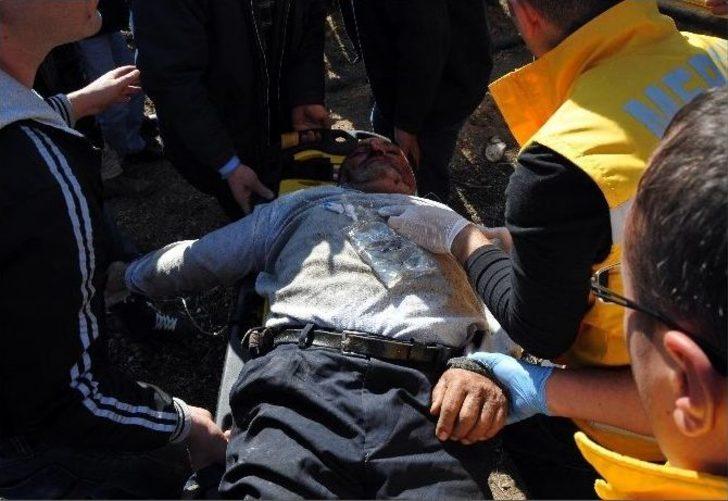 Devrilen Traktörün Altında Kalarak Ağır Yaralandı G4